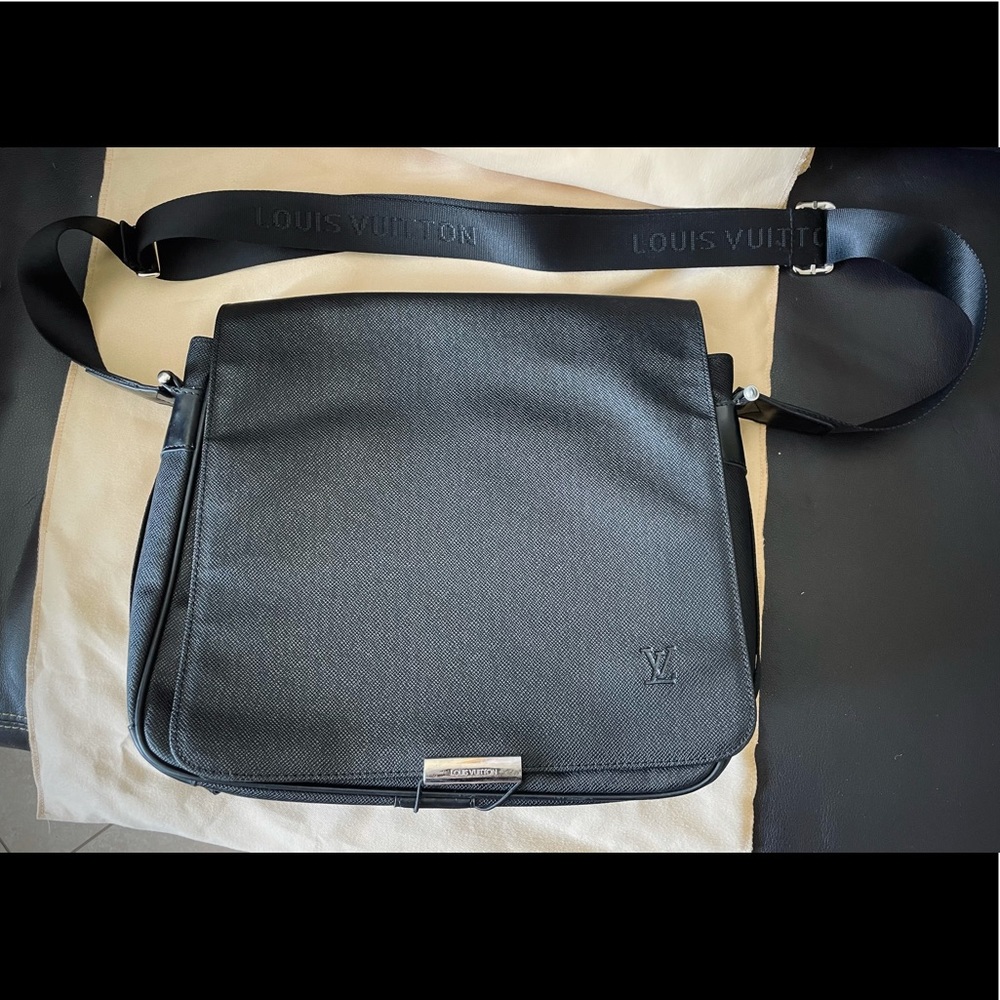 Louis Vuitton Viktor messenger bag, all black, taiga leather.